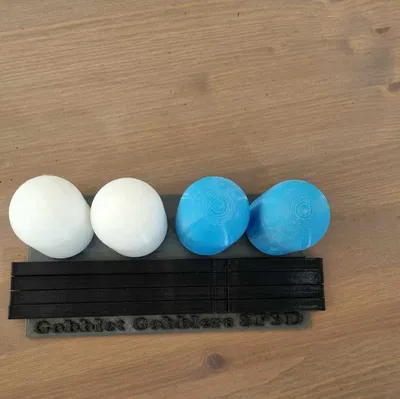 Mô hình trò chơi Gobblet Gobblers với giá đỡ tùy chỉnh