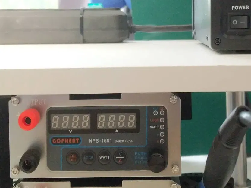 Giá đỡ nguồn Gophert cho bàn làm việc - Image 1