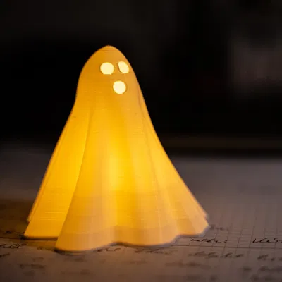 Ma nhỏ thắp sáng bằng đèn tealight năng lượng pin