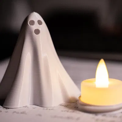 Ma nhỏ thắp sáng bằng đèn tealight năng lượng pin