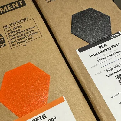 Mẫu màu Prusament gắn vào hộp giấy in 3D