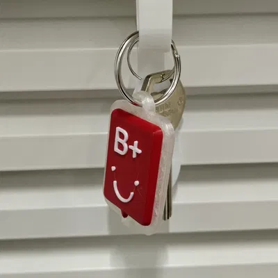 Móc chìa khóa hình túi truyền máu với biểu tượng nhóm máu