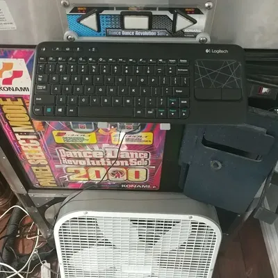 Giá đỡ cho bàn phím Logitech K400 trên tủ DDR Solo