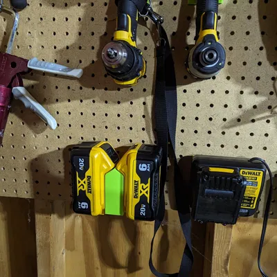 Giá đỡ pin đôi DeWalt 20V Max XR 6A cho bảng treo