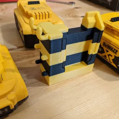 Giá đỡ pin đôi DeWalt gắn trên bảng đục lỗ 1/4