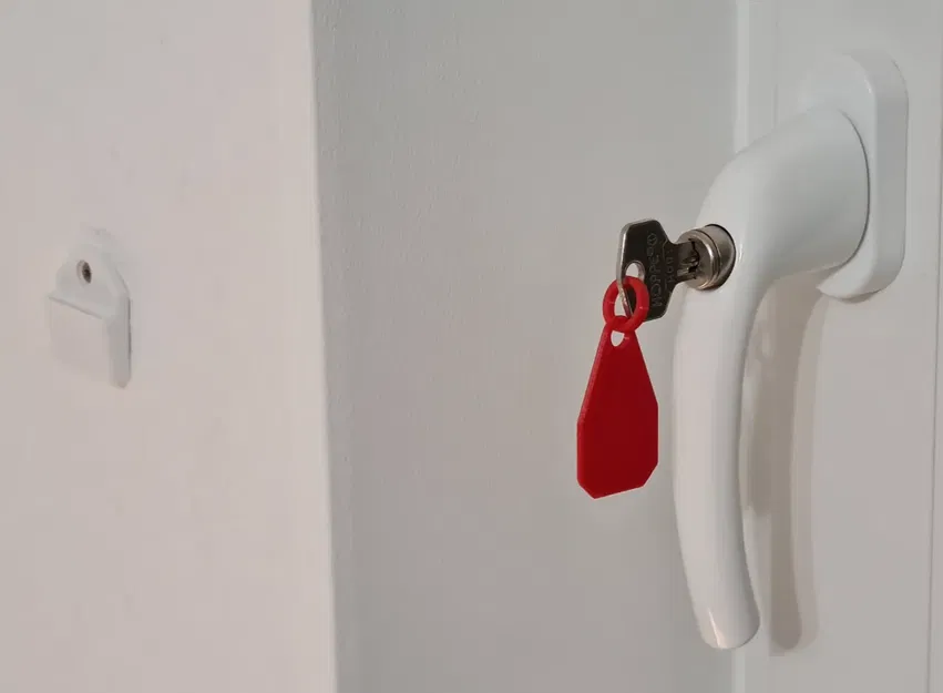 Giá đỡ và thẻ chìa khóa cho chìa khóa cửa sổ - Image 1