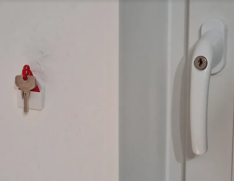 Giá đỡ và thẻ chìa khóa cho chìa khóa cửa sổ - Image 2