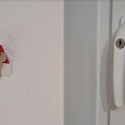 Giá đỡ và thẻ chìa khóa cho chìa khóa cửa sổ