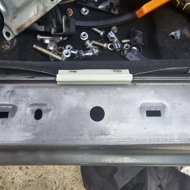 Kẹp thảm xe Miata giữ thảm nội thất chắc chắn - Image 1