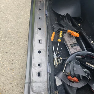 Kẹp thảm xe Miata giữ thảm nội thất chắc chắn