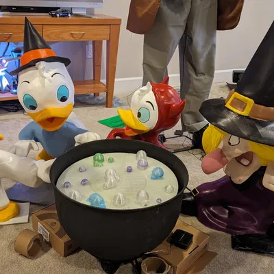 Nhân vật Halloween: Huey, Dewey, Louis và phù thủy Hazel