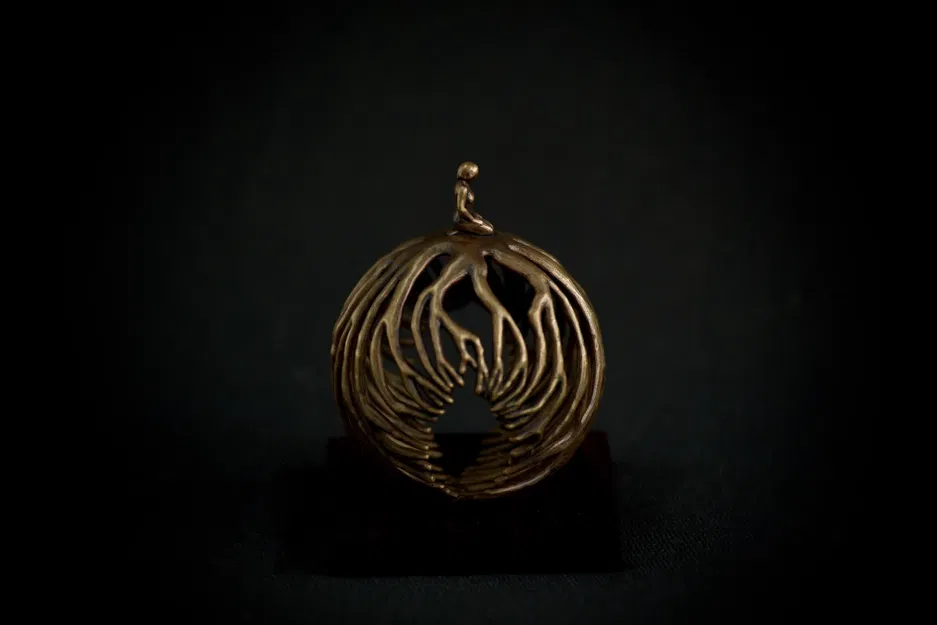 Người phụ nữ thiền định với rễ cây bằng đồng - Image 1