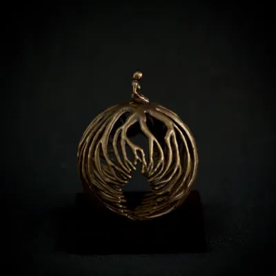 Người phụ nữ thiền định với rễ cây bằng đồng