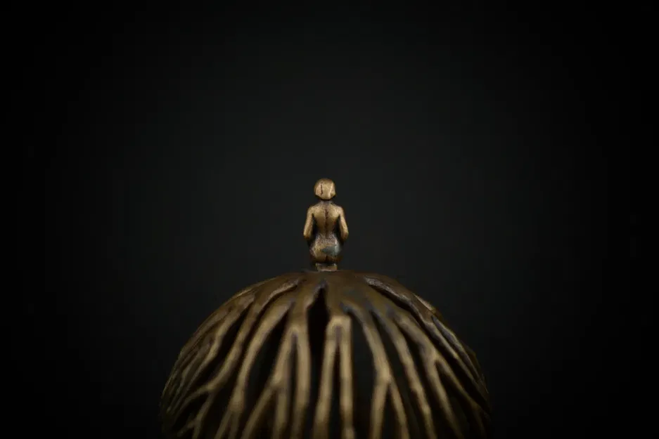 Người phụ nữ thiền định với rễ cây bằng đồng - Image 3