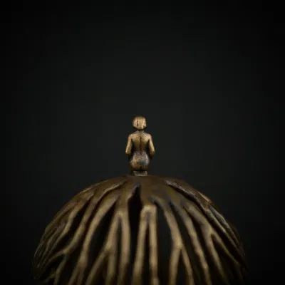 Người phụ nữ thiền định với rễ cây bằng đồng