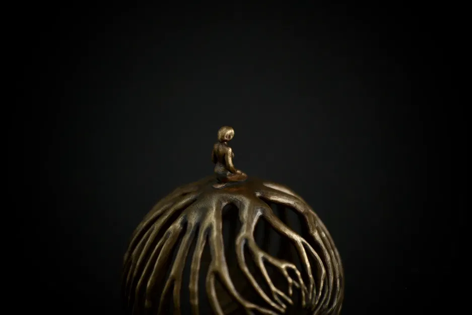 Người phụ nữ thiền định với rễ cây bằng đồng - Image 4