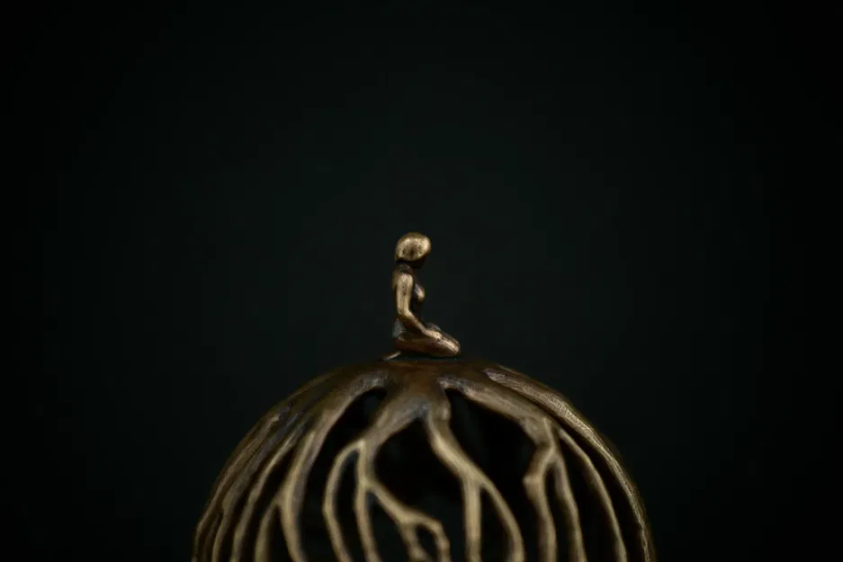 Người phụ nữ thiền định với rễ cây bằng đồng - Image 5