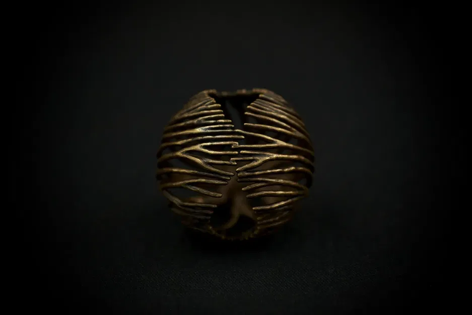 Người phụ nữ thiền định với rễ cây bằng đồng - Image 6