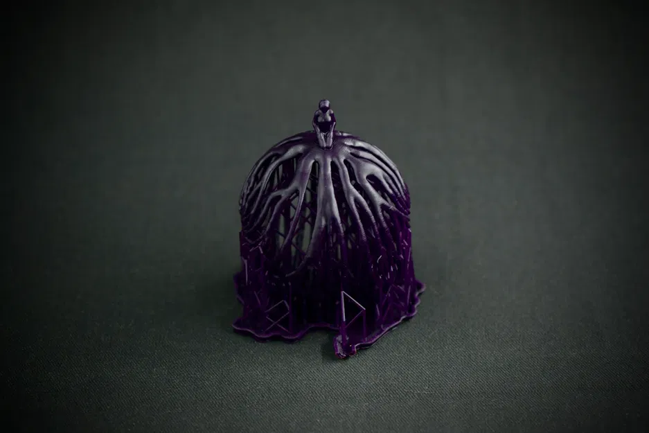 Người phụ nữ thiền định với rễ cây bằng đồng - Image 8