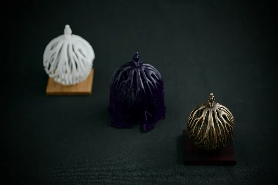 Người phụ nữ thiền định với rễ cây bằng đồng - Image 9