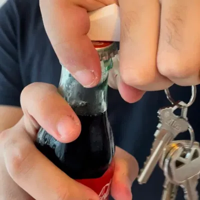 Chìa khóa Buster Cloud Strife với mở nắp chai tích hợp