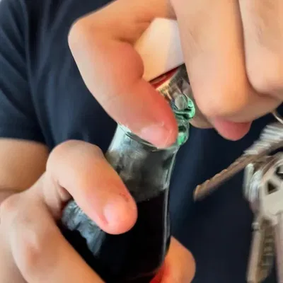 Chìa khóa Buster Cloud Strife với mở nắp chai tích hợp