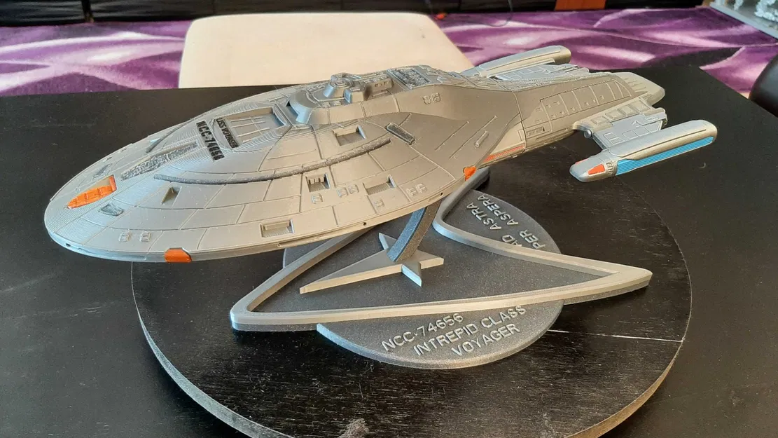 NCC-74656 Voyager - Mô hình tàu lớp Intrepid từ Star Trek - Image 1
