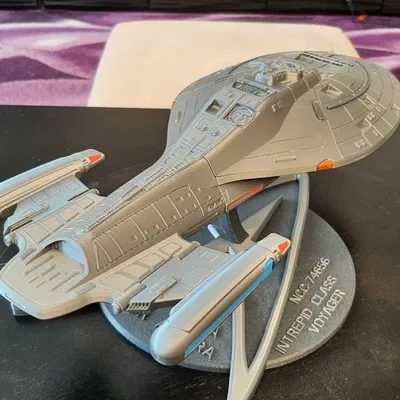 NCC-74656 Voyager - Mô hình tàu lớp Intrepid từ Star Trek