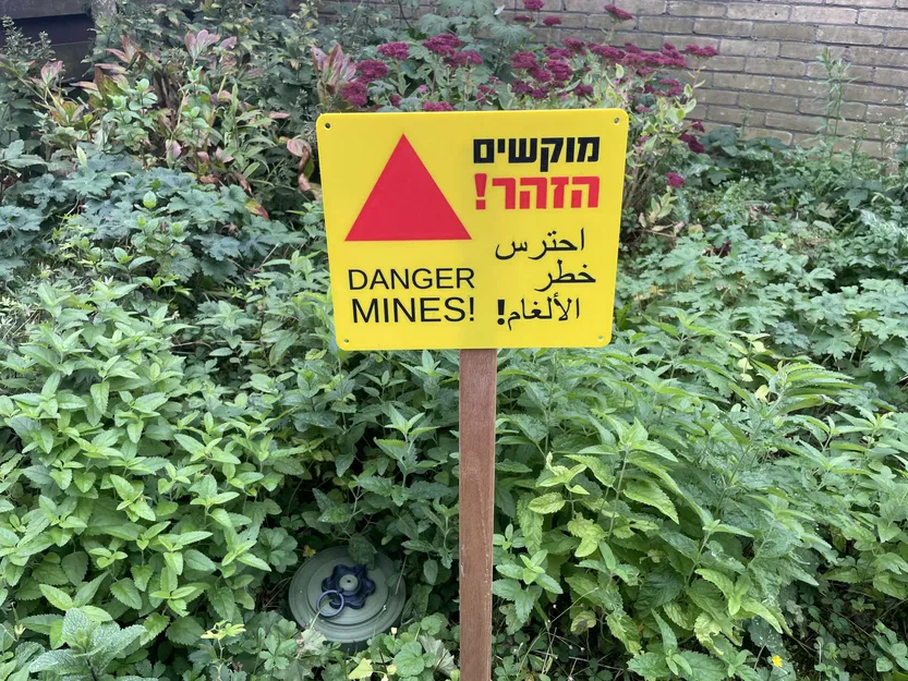 Biển cảnh báo mìn bằng tiếng Anh, Hebrew và Ả Rập - Image 1