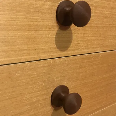 Tay nắm thay thế cho ngăn kéo phòng khách của bà