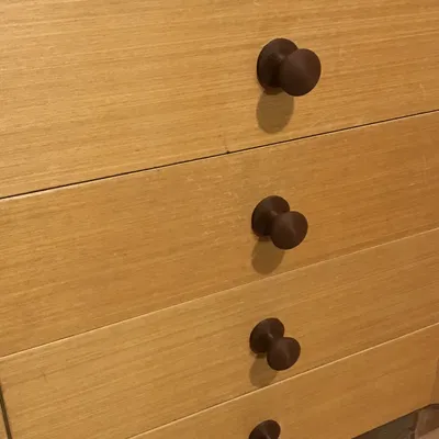 Tay nắm thay thế cho ngăn kéo phòng khách của bà