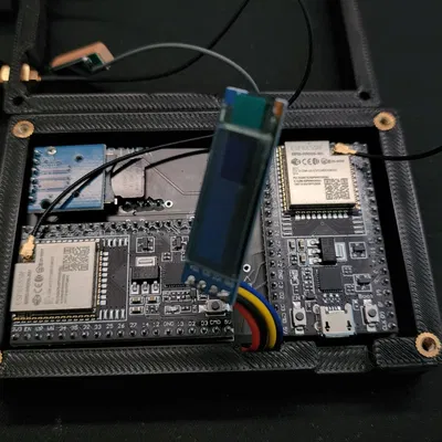 Giá đỡ cho bo mạch wardriver jhewitt dựa trên ESP32