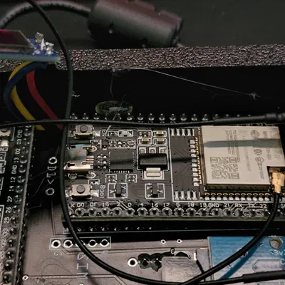 Giá đỡ cho bo mạch wardriver jhewitt dựa trên ESP32