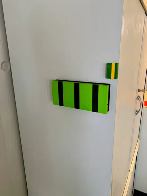 Giá treo áo có lò xo tích hợp cho không gian sống - Image 1