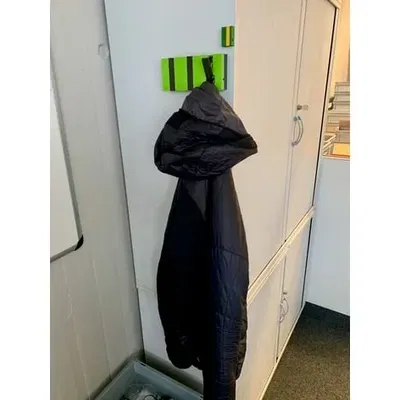 Giá treo áo có lò xo tích hợp cho không gian văn phòng