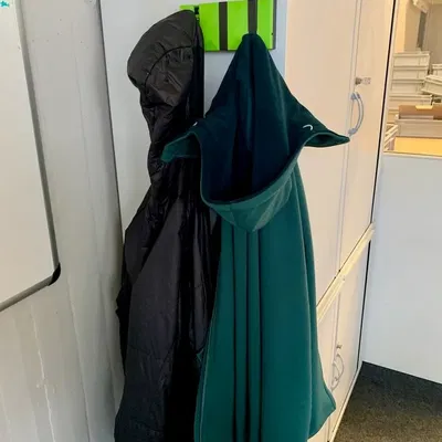 Giá treo áo có lò xo tích hợp cho không gian sống