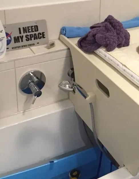 Giá đỡ cho đầu vòi sen trong phòng tắm - Image 2