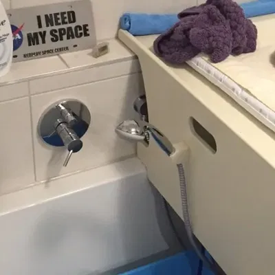 Giá đỡ cho đầu vòi sen trong phòng tắm