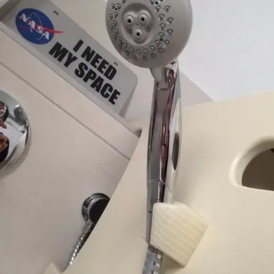 Giá đỡ cho đầu vòi sen trong phòng tắm