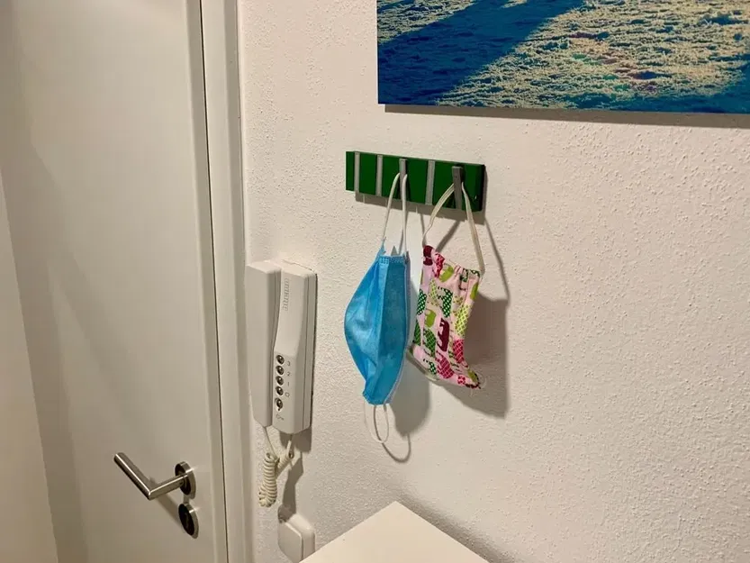 Giá treo khẩu trang có lò xo cho cửa ra vào - Image 4