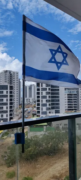 Giá đỡ cờ gắn trên kính ban công - Image 1