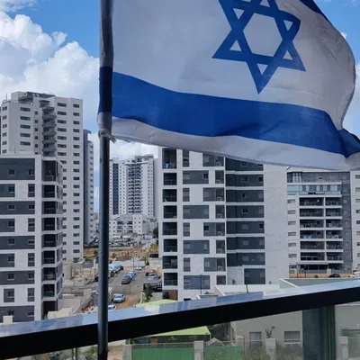 Giá đỡ cờ gắn trên kính ban công