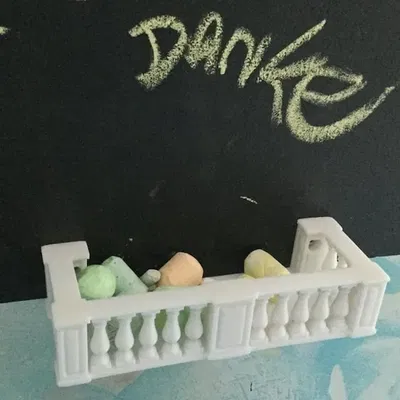 Ban công phong cách Baroque để đựng phấn viết bảng