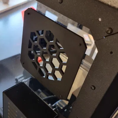 Vỏ máy Prusa với lưới thông gió ở phía sau