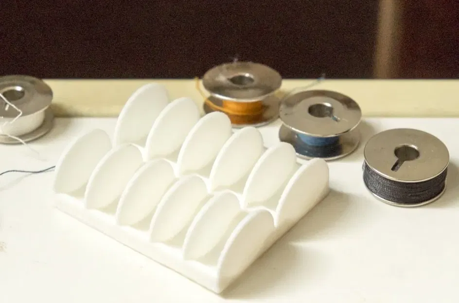 Giá đỡ cuộn chỉ tối giản cho cuộn chỉ 9mm x 22mm - Image 1