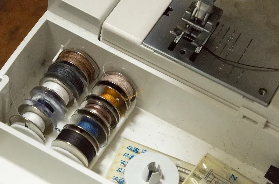 Giá đỡ cuộn chỉ tối giản cho cuộn chỉ 9mm x 22mm - Image 3