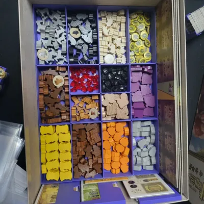 Giá đỡ tổ chức Caverna cho trò chơi bàn