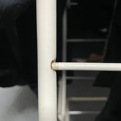 Kẹp giữ thanh phơi đồ không bị rơi ra ngoài