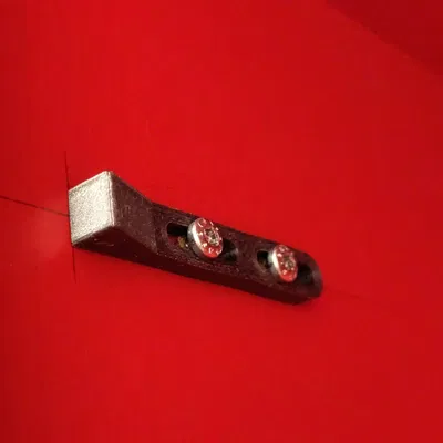 Chặn cửa tủ để giữ cửa thẳng hàng với khung