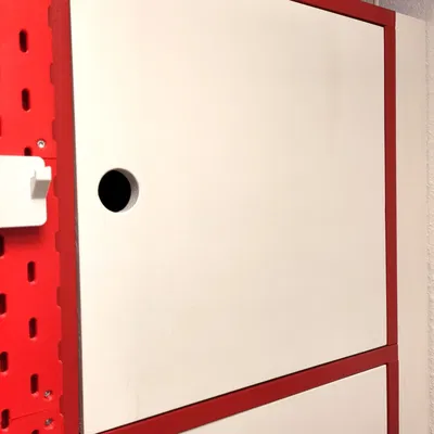 Chặn cửa tủ để giữ cửa thẳng hàng với khung